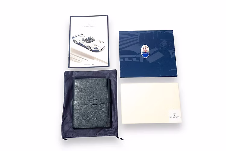 Maserati MC12 Pouch Set
